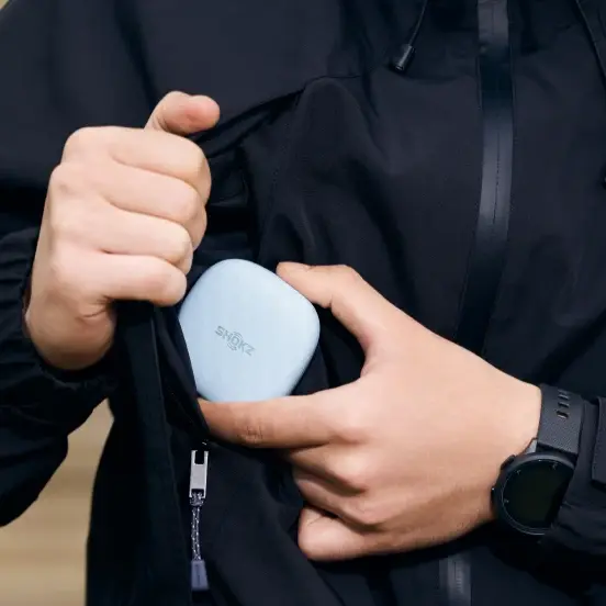 Kompaktowe etui Shokz OpenFit Air 2 mieści się w kieszeni